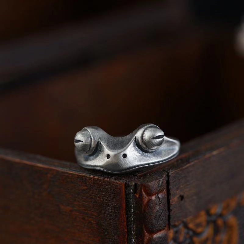 Men Accessories Drawing - Anel de sapo retrô angustiado para